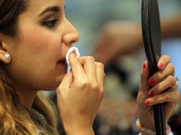 Si necesitas reaplicar una capa nueva de labial, es importante que primero retires la original. EL INFORMADOR / ARCHIVO