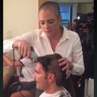 Betty Monroe rapa a Julián Gil