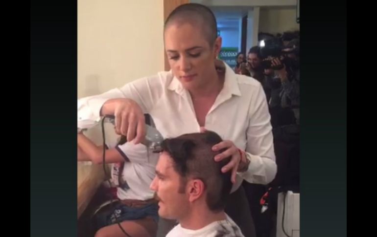 Julián Gil fue rapado en vivo a través de la aplicación Periscope. ESPECIAL / Periscope