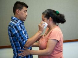 Una foto de la reunión muestra a Steve Hernandez secando una lágrima de los ojos de su madre. AP / C. Lee