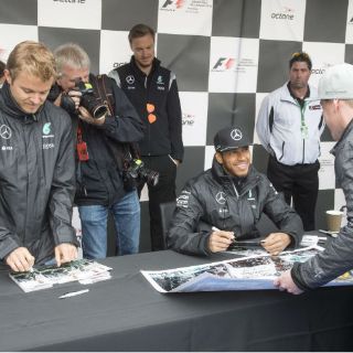 Hamilton continúa su persecución sobre Rosberg