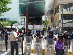 Guerrero. Agentes de seguridad resguardan el edificio de Educación, tomado horas antes por integrantes de la CETEG. EFE / Quadratín
