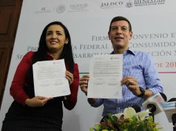 Los titulares de la Sedis, Miguel Castro Reynoso, y de la Profeco, Gabriela Vázquez, firmaron un convenio para iniciar los trabajos. TWITTER / @sedisocial
