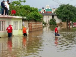 Registran 40 calles inundadas y 31 viviendas afectadas; seis bardas caídas, cinco derrumbes, entre otras afectaciones. TWITTER / @spcver