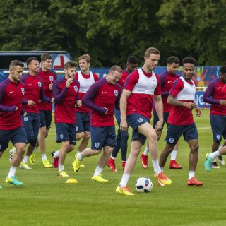 Inglaterra es favorita ante Rusia en arranque de la Euro