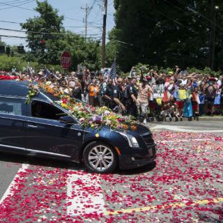 Miles de personas dan el último adiós a Muhammad Ali