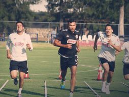 Antes de viajar, el equipo tuvo una sesión de entretenimiento. TWITTER / @Chivas