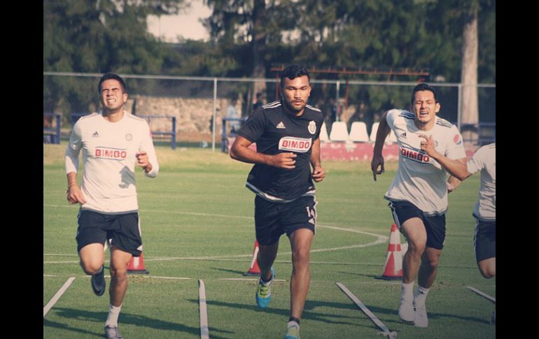 Antes de viajar, el equipo tuvo una sesión de entretenimiento. TWITTER / @Chivas