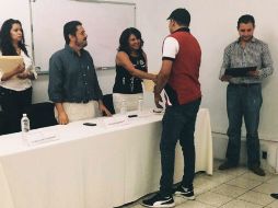 Las autoridades les entregan cheques de casi 750 mil pesos, además de apoyarlos con las licencias para venta. EL INFORMADOR /