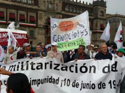 Los protestantes gritaban '10 de junio no se olvida' mientras se acercaban al Zócalo capitalino. SUN /