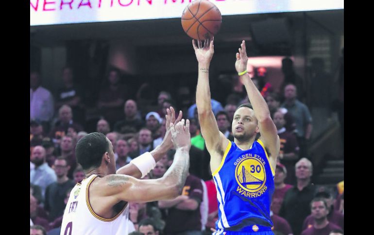 La figura. Stephen Curry (#30) consiguió 38 puntos para llevar a los Warriors a la victoria. AFP / R. Martínez