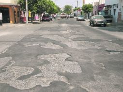 Muchos conductores sufrieron daños en sus vehículos por las malas condiciones de la calle. EL INFORMADOR / M. Vargas