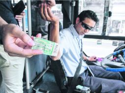 A la baja. Los boletos que entregan los choferes tienen remarcado el precio de siete pesos. EL INFORMADOR / A. García