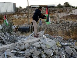 Las fuerzas israelíes fotografiaron y midieron las casas familiares de los autores del atentado de esta semana para demolerlas. EFE / A. Al Hashlamoun