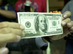 La divisa de EU alcanza un máximo de 18.50, y un mínimo de 16.50 pesos por unidad. AP / ARCHIVO
