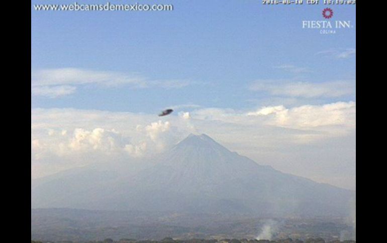 En la fotografía puede observarse un objeto que surca el cielo por delante del cráter del Coloso de Fuego. FACEBOOK / webcamsdemexico