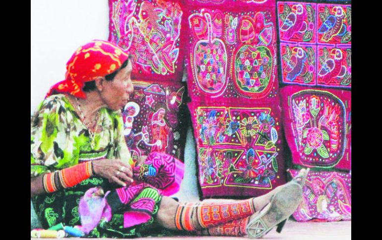 Elegante. Una bien vestida mujer Kuna-Guna  exhibe su arte en las Molas que con orgullo cuelga en la pared. EL INFORMADOR / P. Fernández Somellera