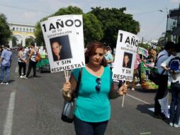 Patricia estuvo en la Marcha del Orgullo Gay con la esperanza de que alguien le dé pistas sobre dónde se halla su hijo. EL INFORMADOR /