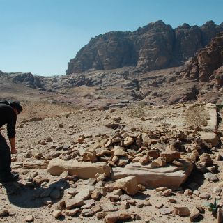 Hallan un gran monumento enterrado en Petra