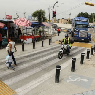 Transeúntes enfrentan riesgos en Federalismo y Periférico