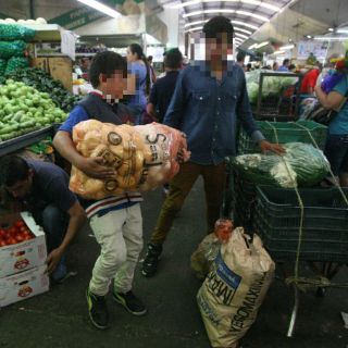 Niño trabaja 'a escondidas' para comprarse un celular