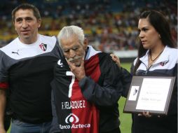 El año pasado, en el marco del 99 aniversario del Atlas, Velázquez fue homenajeado junto a los otros dos sobrevivientes del título. EL INFORMADOR / ARCHIVO