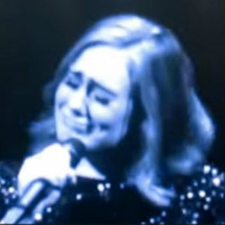 Adele dedica concierto a víctimas de la masacre en Orlando