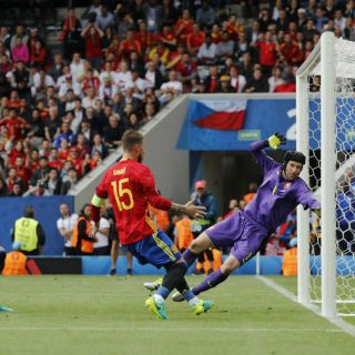 España vence a la República Checa
