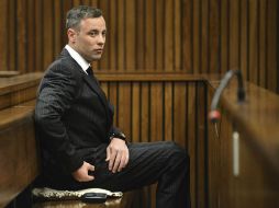 Vestido con un traje oscuro, Pistorius permaneció tranquilamente sentado en un banco durante el testimonio. EFE / P. Magakoe