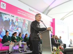 El jefe de Gobierno anunció la publicación de una norma para prohibir la entrega de nuevas concesiones para microbuses. TWITTER / @ManceraMiguelMX