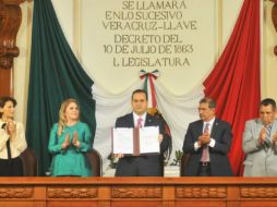 Duarte de Ochoa asegura que con esto su Gobierno cumple con el mandato y demanda ciudadana que exige eliminar privilegios. TWITTER / @Javier_Duarte