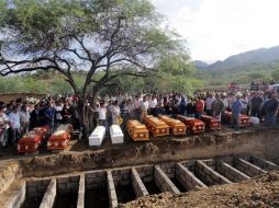 Los féretros de los cinco hombres, cuatro mujeres y de los dos niños recorren las calles de El Mirador por última vez. SUN / O. Contreras