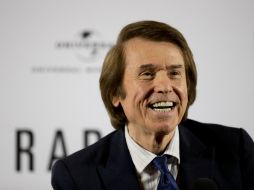Raphael continúa deleitando con su voz y su personalidad jovial a viejas y nuevas generaciones. AP / ARCHIVO