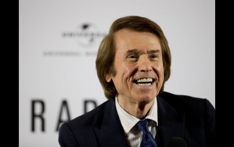 Raphael continúa deleitando con su voz y su personalidad jovial a viejas y nuevas generaciones. AP / ARCHIVO