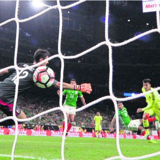 México, líder con drama