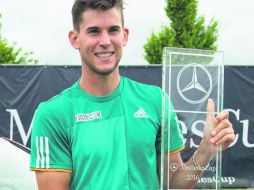 Campeón. El austriaco Dominic Thiem posa con su trofeo tras vencer en la Final al alemán Philipp Kohlschreiber. AFP / T. Kienzle
