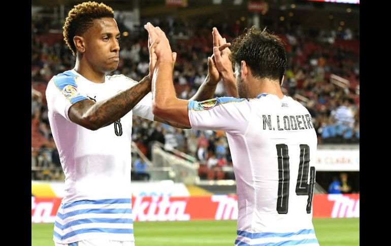 Abel Hernández (8) es felicitado por Nicolás Lodeiro (14) tras su anotación al minuto 21, con la que abrió el marcador. AFP / T. Henderson