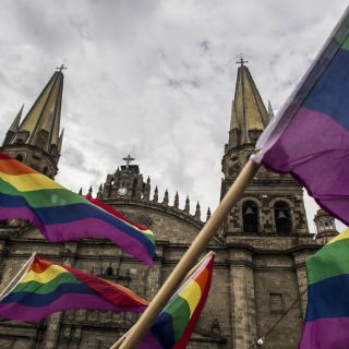 Casi mitad de mexicanos, en contra del matrimonio gay: sondeo