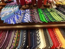 Si tienes corbatas de materiales como algodón, lino o lana úsalas en atuendos más informales y relajados. EL INFORMADOR / ARCHIVO