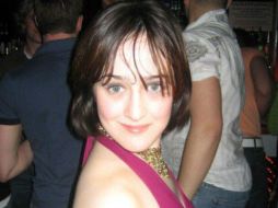 La actriz compartió una imagen de cuando acudió a un club gay. TWITTER / @MaraWritesStuff