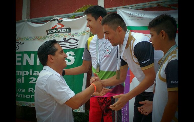 André Marx Miranda estuvo premiando a algunos de los ganadores. TWITTER / @codejalisco