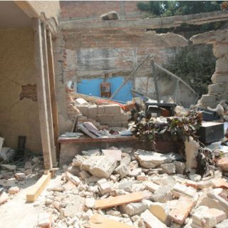 Piden ayuda para familia que perdió su casa en explosión en Tabachines