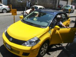 En algunas calles del Centro tapatío se observaron taxis amarillos que ya tenían letreros con esta nueva medida. EL INFORMADOR / ARCHIVO