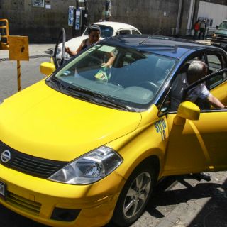 Taxis cobran 50 pesos máximo por viaje