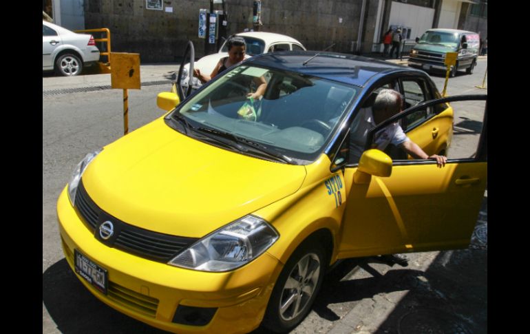 En algunas calles del Centro tapatío se observaron taxis amarillos que ya tenían letreros con esta nueva medida. EL INFORMADOR / ARCHIVO