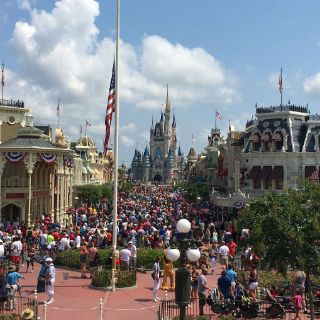 Disney refuerza seguridad en sus parques en EU
