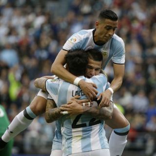 Argentina vence 3-0 a Bolivia