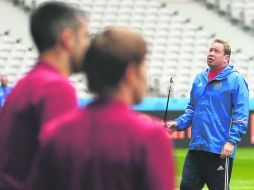 El técnico de Rusia, Leonid Slutsky (derecha), charla con sus jugadores durante la práctica de ayer en el Estadio Pierre Mauroy. EFE /