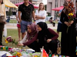 En memoria a las víctimas de la masacre en la discoteca Pulse, personas de todas las razas unieron sus oraciones. AFP /