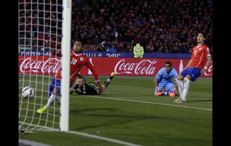 La norma entró en vigor en la Copa América de 2015, donde los penales fueron impuestos en la final tras 120 minutos de partido. AP / ARCHIVO